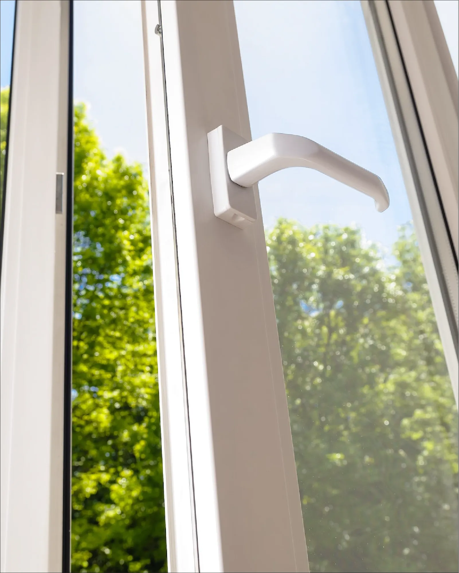 Maison contemporaine avec fenêtres PVC en lumière naturelle
